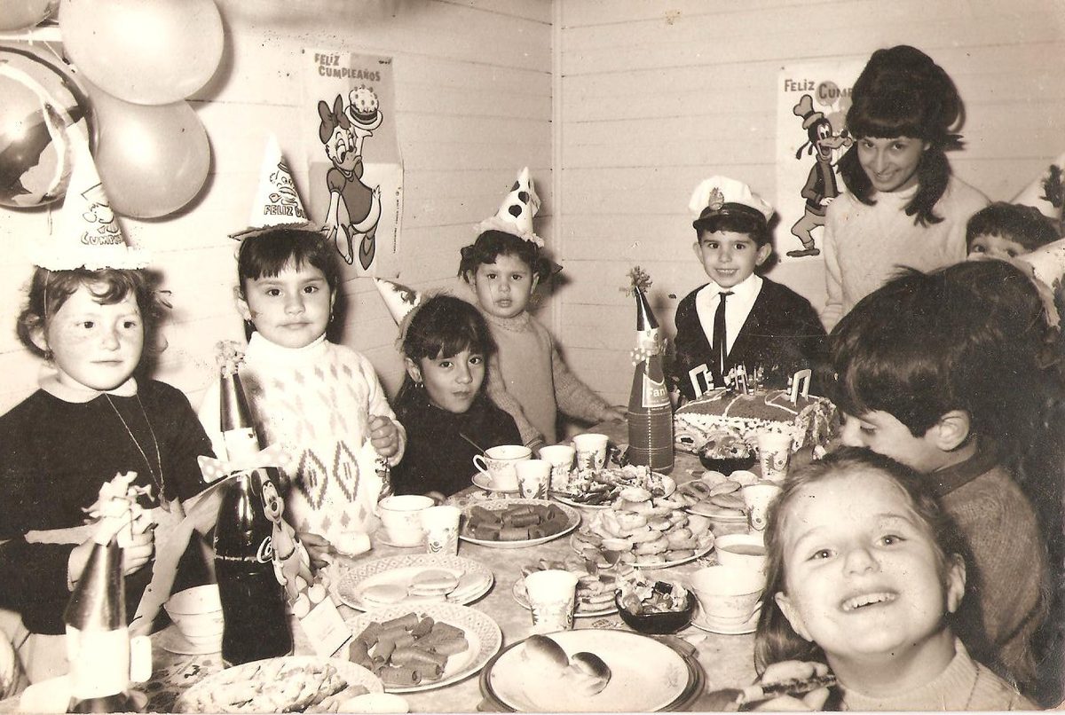 Foto original de un cumpleaños, en blanco y negro y gastada
